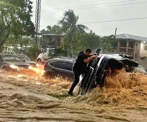 Como si se tratara de una enorme ola que sorprende a todos sin previo aviso, así fue la corrientada de agua que se vió en las calles de San Pedro Sula tras una hora y media de lluvia. Carros arrastrados o volcados por la fuerza del agua, así como personas que estuvieron a punto de perder la vida forman parte de los estragos que provocó la tormenta en la capital industrial.