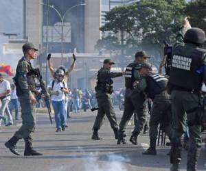 Miembros de la Guardia Nacional Bolivariana durante este martes de protestas. (AFP)