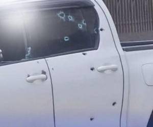 El automotor de la víctima presenta al menos una docena de impactos de bala.