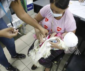 Las autoridades de Salud llamaron a los padres de familia acudir a los establecimientos sanitarios para aplicarles la vacuna.