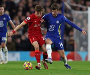 El centrocampista inglés del Chelsea Mason Mount compite con el defensor griego del Liverpool Kostas Tsimikas durante el partido de fútbol de la Premier League inglesa entre Chelsea y Liverpool en Stamford Bridge en Londres el 2 de enero de 2022.