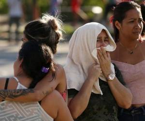 Familiares de los reclusos se apostaron a las afueras del centro penal en espera de información sobre sus parientes. Foto: ApuntoEnLinea.