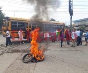 En las protestas los pobladores queman llantas y obstruyen el paso de vehículos. Foto: Estalin Irías/ EL HERALDO