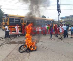 En las protestas los pobladores queman llantas y obstruyen el paso de vehículos. Foto: Estalin Irías/ EL HERALDO