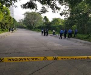 Miembros de la Policía Nacional acordonaron la escena del crimen. Foto Twitter