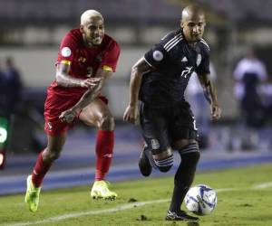 Luis Rodríguez, de México, a la derecha, es perseguido por Azmahar Ariano, de Panamá, durante un partido de la Liga de Naciones de la CONCACAF disputado en el Estadio Rommel Fernández en la Ciudad de Panamá. Foto: AP.
