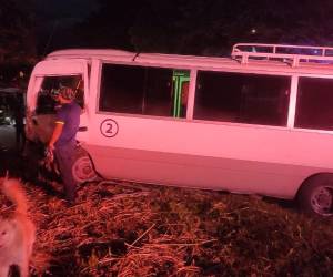 Conductores heridos tras choque entre bus escolar y turismo en carretera al Sur