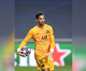 El portero español del Paris Saint-Germain, Sergio Rico, sostiene el balón durante el partido de fútbol semifinal de la UEFA Champions League entre Leipzig y Paris Saint-Germain en el estadio Luz. Foto. AFP