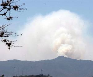 Panorámica del incendio en el sector de Upare, aledaño a Mateo, en el Distrito Central de Honduras. (Foto: Fredy Rodríguez)