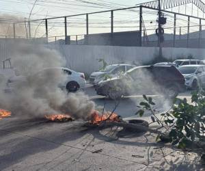 Los pobladores de las colonias Villa Ernestina y Perfecto Vásquez se tomaron el bulevar de la 33 demandando mejora en las calles de su sector.
