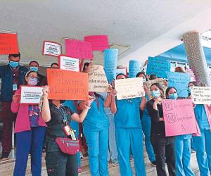 Las pancartas con las que los galenos realizaron el plantón solo reflejan la situación crítica que se está atravesando en el hospital.