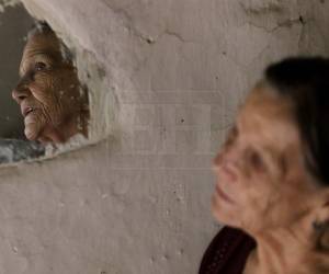 La historia se repite vivienda a vivienda, familia tras familia en el Corredor Seco, no hay alimentos, la sequía se lo llevó todo. Los ojos de la señora se aguaron, se quebró al decir: “Nosotros sufrimos acá, nadie ve por nosotros”. Lo más difícil de esta sequía es el dolor que está provocando en el hondureño de tierra adentro.
