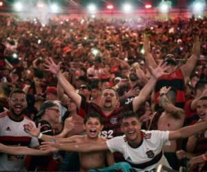 Desde primera hora de la mañana, miles de aficionados vestidos con la camiseta rojinegra del equipo se concentraron en la plaza de la Candelaria, en el centro de la ciudad. Foto: AFP.