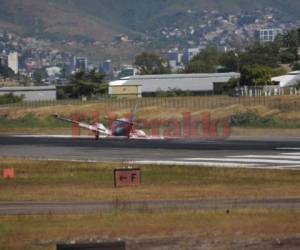 Así quedó sobre la pista del aeropuerto Internacional Toncontín la avioneta que se estrelló este lunes. (Fotos: David Romero / EL HERALDO)