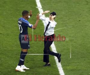 Una de los participantes se desplazó al frente francés Kylian Mbappé en la final entre Francia y Croacia. Foto:AP