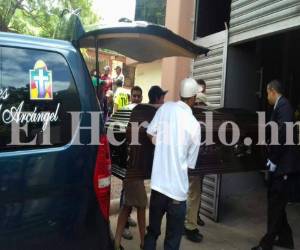 Familiares retiraron esta mañana los cadáveres de las víctimad de tiroteo en la colonia Villa Unión de la capital de Honduras.