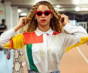 Beyoncé es una bailarina, actriz, modelo, diseñadora de modas y empresaria estadounidense.