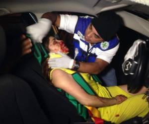 Personal de la Cruz Verde rescata a la víctima se accidente este martes en horas de la madrugada en el bulevar Suyapa.