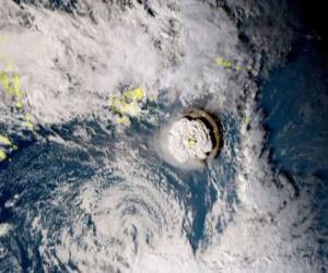 Esta foto de archivo tomada el 21 de diciembre de 2021 muestra nubes gaseosas blancas que se elevan desde la erupción de Hunga Ha'apai vistas desde la costa de Patangata cerca de la capital de Tonga, Nuku'alofa. Los tonganos asustados huyeron a terrenos más altos el 15 de enero de 2022 después de que la última erupción del volcán Hunga Tonga-Hunga Ha'apai, que se escuchó en los países vecinos, provocó alertas de tsunami en el Pacífico Sur.Mary LynFONUA/AFP