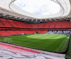 En Italia, como en Alemania y España, el fútbol se ha reanudado en estadios vacíos, con algunos equipos intentando paliar la ausencia de sus hinchas. Foto: AFP