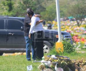 Familiares, amigos, compañeros y demás seres queridos se reunieron en un cementerio de la capital para darle el último adiós a Claudia Suyapa Garay, de 46 años, quien fue una de las víctimas que pereció tras el derrumbe de un cerro en el anillo periférico, hecho registrado la mañana del martes 23 de junio.