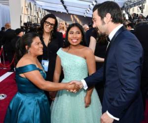 Diego Luna saludando a Margarita Martí­nez Merino, mamá de Yalitza Aparicio, en la gala de los premios Oscar 2019. (AP)