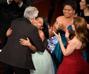El sentido abrazo entre Alfonso Cuarón y Yalitza Aparicio antes de recibir el premio como Mejor película extranjera en los Oscars. (AP)