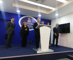 Representante de la misión del Fondo Monetario Internacional (FMI) anunciando el acuerdo con funcionarios del gobierno de Honduras.