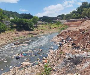 Las condiciones secas que afectan a Tegucigalpa también se reflejan en el río Choluteca y su caudal luce reducido y deja expuestas sus riberas.