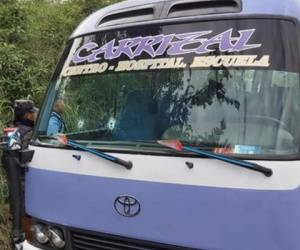 En este bus se transportaba el hombre que fue acribillado este viernes. Foto cortesía