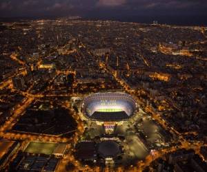El estadio Camp Nou se ve iluminado en Barcelona. Foto: Agencia AP.