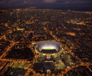 El estadio Camp Nou se ve iluminado en Barcelona. Foto: Agencia AP.