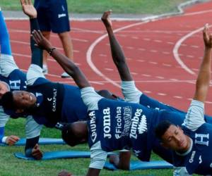 Los jugadores de la Selección de Honduras participan en una sesión de entrenamiento en el estadio Olímpico Metropolitano en San Pedro Sula, al norte del país. Foto: AFP