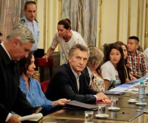 El presidente argentino Mauricio Macri, tercero desde la izquierda, se encuentra con parientes de la tripulación que desapareció en el mar con el submarino ARA San Juan en la Casa Rosada en Buenos Aires, Argentina, el martes 6 de febrero de 2018. Foto: AP/EL HERALDO.
