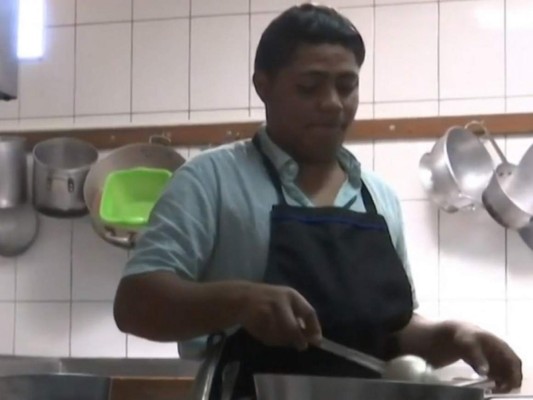 Javier Casco es uno de los hondureños que logró conseguir trabajo en México. Foto: Noticieros Televisa.