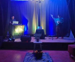 El escritor hondureño aprovechó para mostrar al público su propia visión de la poesía.