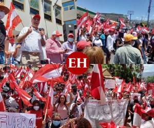 Un nutrido grupo de liberales, seguidores del precandidato Luis Zelaya, marcharon este viernes hasta las instalaciones del Consejo Nacional Electoral (CNE) para exigir se realice un recuento de voto por voto. Foto: Efraín Salgado/EL HERALDO.