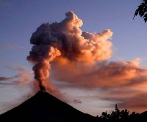 El volcán Soputan en Indonesia.