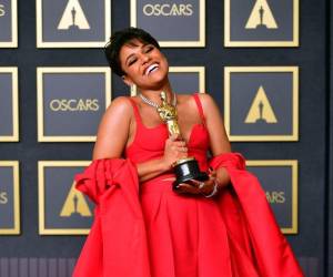 La actriz Ariana DeBose posa con su Oscar a la Mejor Actriz de Reparto por ‘West Side Story’ en la sala de prensa durante la 94ª entrega de los Oscar en el Dolby Theatre de Hollywood, California, el 27 de marzo de 2022.