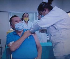 Marco Antonio Aráuz, de 62 años, fue el primer nicaragüense que recibió la vacuna en el Hospital Cruz.