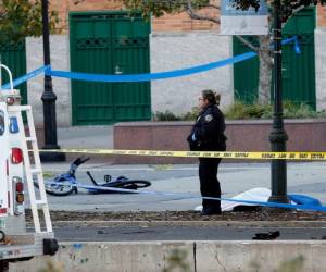 Las autoridades estadounidenses informaron que un hombre en una camioneta rentada arremetió contra la gente que avanzaba por una ciclovía cerca del monumento del World Trade Center. Fotos: AP.