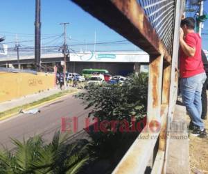 El fallecido quedó tirado en plena calle. Agentes policiales acordonaron la escena. Foto Estalin Irías| EL HERALDO