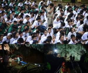 Los tailandeses se movilizaban en torno a los 12 niños y su entrenador atrapados en una cueva desde el pasado 23 de junio. Foto: Agencia AFP