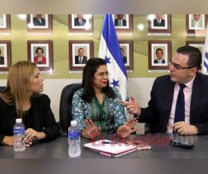 Ana Paola Hall, Rixi Moncada y Kelvin Aguirre ya tuvieron la primera reunión de trabajo en el Consejo Nacional Electoral, órgano que regirá las próximas elecciones. Foto: EL HERALDO.