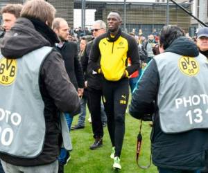 El atleta jamaiquino Usain Bolt durante el entrenamiento con el Borussia Dortmund de Alemania. (AFP)