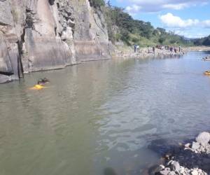 Los miembros del cuerpo de Bomberos realizan actividades de búsqueda.