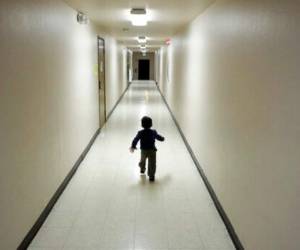 A diferencia de los adultos, a los menores se les permite quedarse en Estados Unidos cuando llegan al territorio. FOTOS: AP