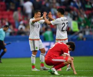 Javier 'Chicharito' Hernández celebra con su compañero de selección el triunfo ante Rusia en la Copa Confederaciones 2017. (AFP)