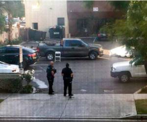 En la calle donde ocurrió el incidente hay consultorios médicos y despachos de abogados, pero las autoridades no especificaron dónde ocurrió la balacera. Fotos: AP.