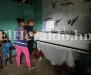 Parientes y amistades de Estefany Suyapa Castro Gradiz velaron en su humilde vivienda a la menor y desconocen los motivos por los que le quitaron la vida, fotos: Estalin Irías/El Heraldo.